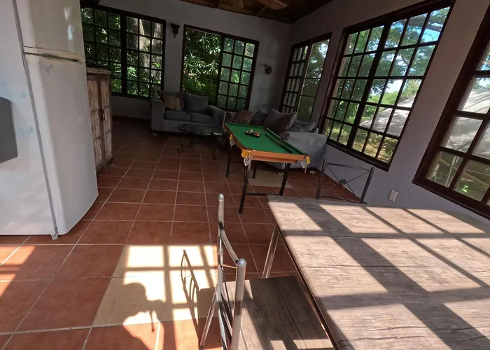 Isla Hermosa Guesthouse